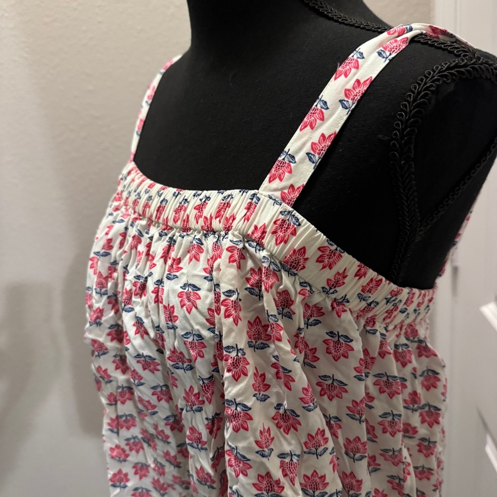 Old Navy floral tank. Cute tie detail in the back. Soft. Size M.